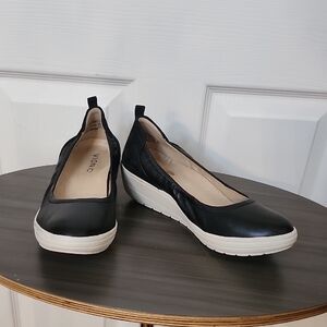 Vionic Black and White Comfort Flats